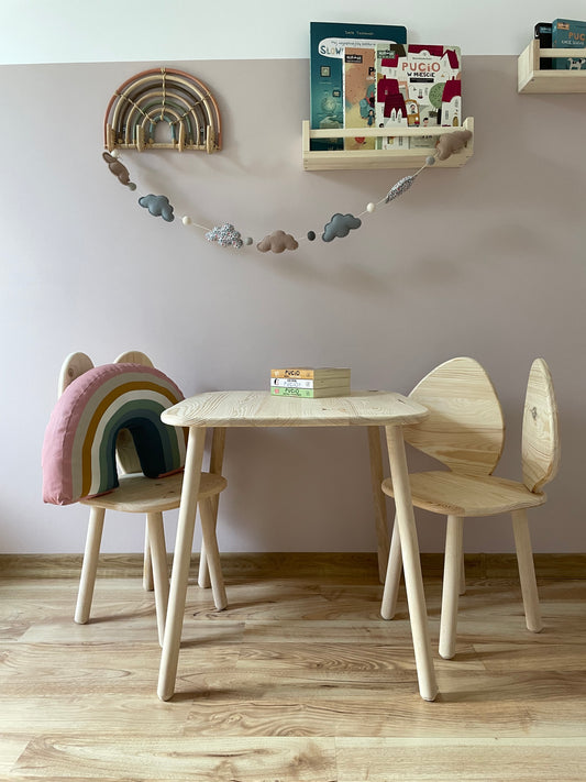 Dětská dřevěná židlička a stolek