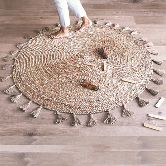 Jutový koberec s bambulkami