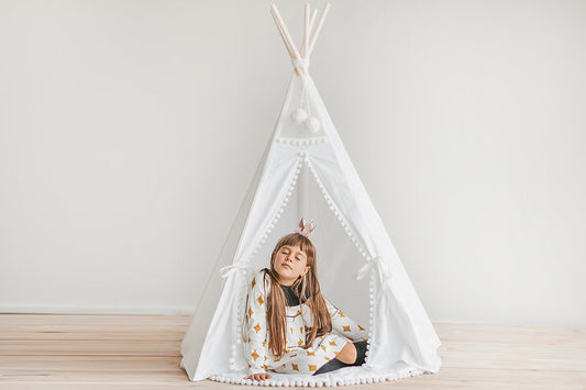 Dětský stan teepee Bílý s ozdobou Pom Pom - Vivawood - Dřevěný nábytek a hračky